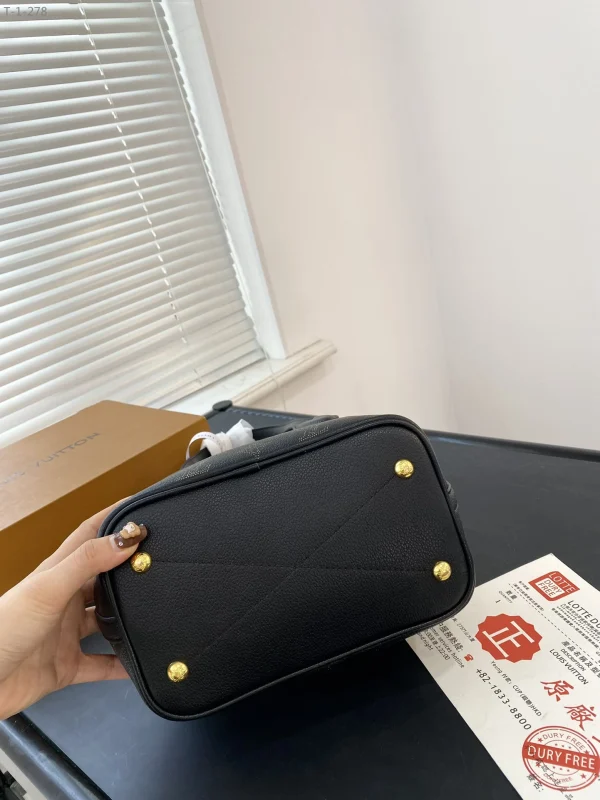 LVBB7-4-38b873e1d910.webp Louis Vuitton Blossom Pm Black 20Cm M23393, Designer Handbags, Womens Purse, luxury bags