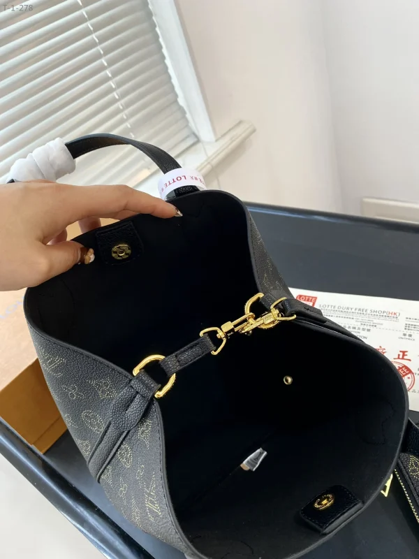 LVBB9-2-ea89648489f1.webp Louis Vuitton Blossom Pm Black 20Cm M23393, Designer Handbags, Womens Purse, luxury bags