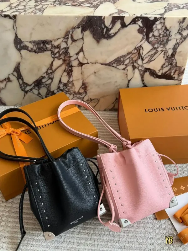 NdBruA7YB6oHkXCUcikWnT8EY5q_kVpdnyNrkFPcYrI-9a4475d6dc57.webp Louis Vuitton Nano Noé Trunk Bag 15cm M2A067