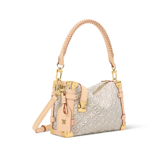 SUPERCLONE-2026-06-30T091544.354-efcf66fc20ca.webp Louis Vuitton Side Trunk MM Monogram Emblème Peuplier Motif 23.5cm M2A145