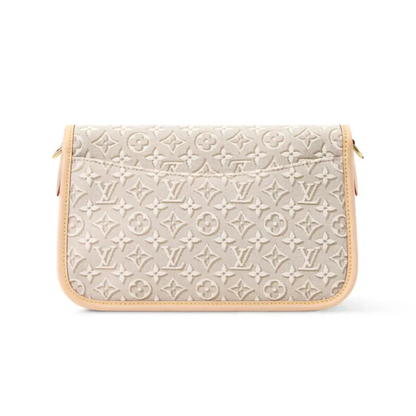 SUPERCLONE-2026-06-30T092455.630-20359422d6b0.webp Louis Vuitton Diane PM Monogram Emblème Peuplier Motif 24cm M29795