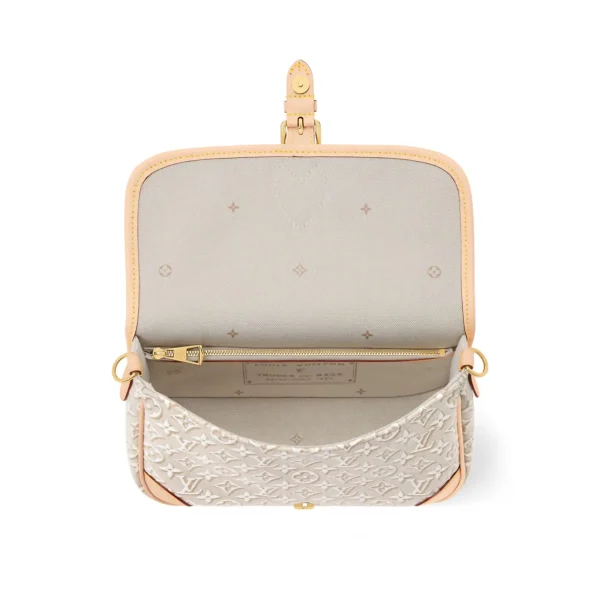 SUPERCLONE-2026-06-30T092501.838-b44ce47699a1.webp Louis Vuitton Diane PM Monogram Emblème Peuplier Motif 24cm M29795