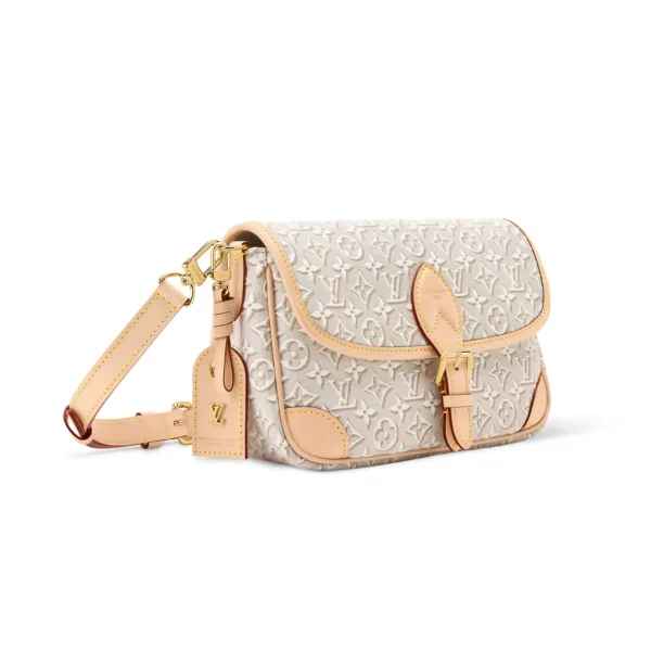 SUPERCLONE-2026-06-30T092505.970-8b975539e2d4.webp Louis Vuitton Diane PM Monogram Emblème Peuplier Motif 24cm M29795