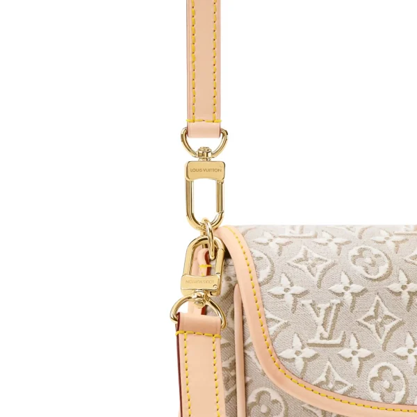 SUPERCLONE-2026-06-30T092509.881-1a00eef3cda9.webp Louis Vuitton Diane PM Monogram Emblème Peuplier Motif 24cm M29795