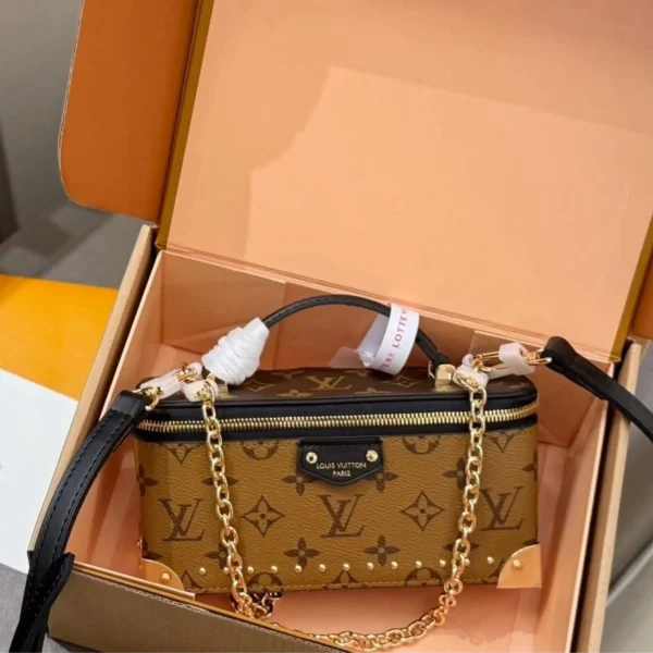 SUPERCLONE-2026-06-30T115152.128-bfc3a20f53b3.webp Louis Vuitton Vanity Pouch Trunk 20cm M29548