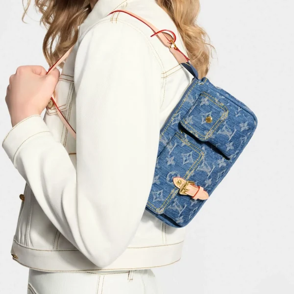 SUPERCLONE-2026-07-01T151500.289.webp Louis Vuitton Accessoire Cargo Pochette Bag 23.5cm M27602