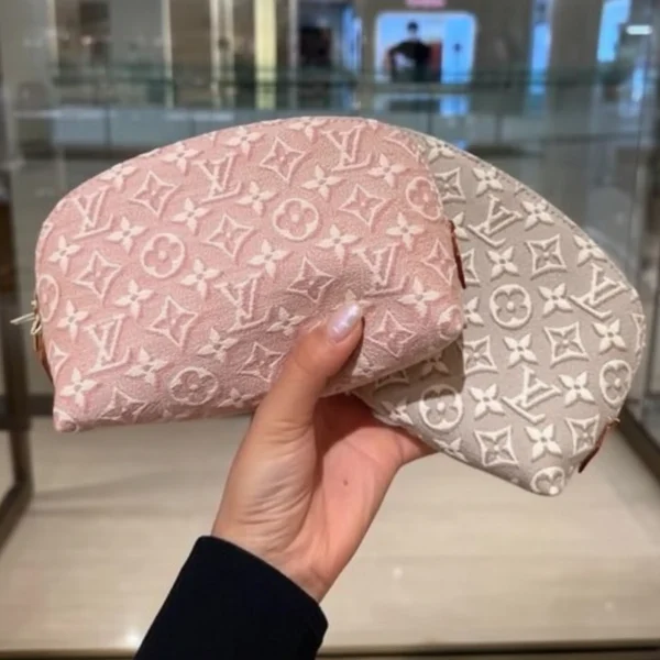 SUPERCLONE-56-77e0a6bdcb51.webp Louis Vuitton Pochette Cosmétique PM Bag Rose Ruby Pink 19cm M2A419