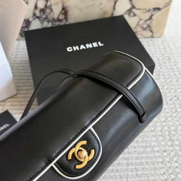 SUPERCLONE-76-b2e0c48bbca7.webp Chanel Large Bowling Bag Grained Calfskin, Sheepskin & Gold-plated Metal 30cm/11.8in Black & White AS6181