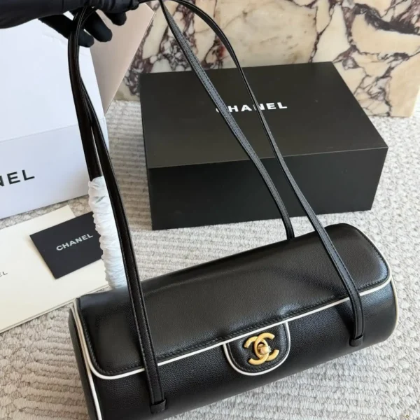 SUPERCLONE-77-afe6bcf1e7fd.webp Chanel Large Bowling Bag Grained Calfskin, Sheepskin & Gold-plated Metal 30cm/11.8in Black & White AS6181
