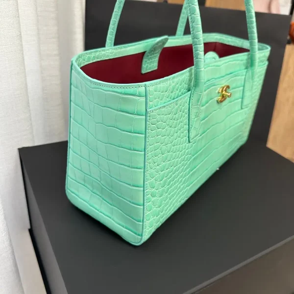 S__3588128_0-1-375b28cf7f08.webp Chanel Small Shopping Bag Embossed Calfskin With Crocodile Pattern & Gold-plated Alloy Green 20cm/7.9in AS6243