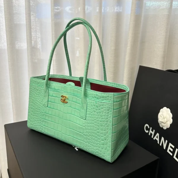 S__3588130_0-1-985fcf109b35.webp Chanel Small Shopping Bag Embossed Calfskin With Crocodile Pattern & Gold-plated Alloy Green 20cm/7.9in AS6243