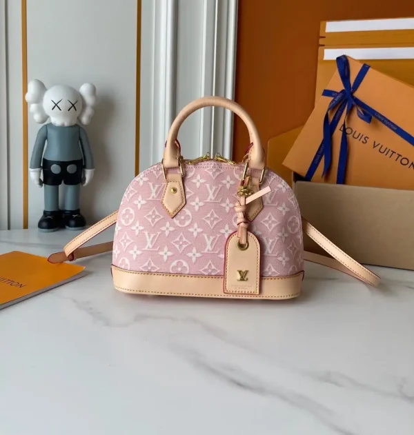 WhatsApp-Image-2026-06-29-at-14.57.48-32a051477978.webp Louis Vuitton Alma BB Monogram Emblème Rose Ruban Color 23.5cm M2A378