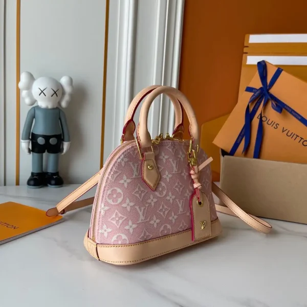 WhatsApp-Image-2026-06-29-at-14.57.49-af81e0de0a0b.webp Louis Vuitton Alma BB Monogram Emblème Rose Ruban Color 23.5cm M2A378