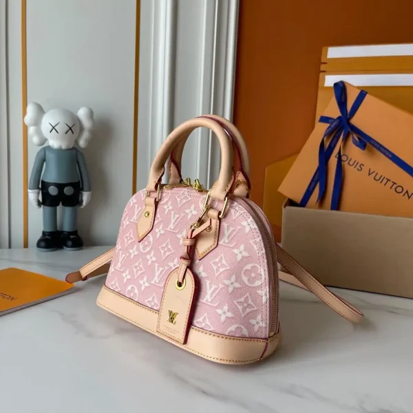 WhatsApp-Image-2026-06-29-at-14.57.50-08e2186fcd29.webp Louis Vuitton Alma BB Monogram Emblème Rose Ruban Color 23.5cm M2A378