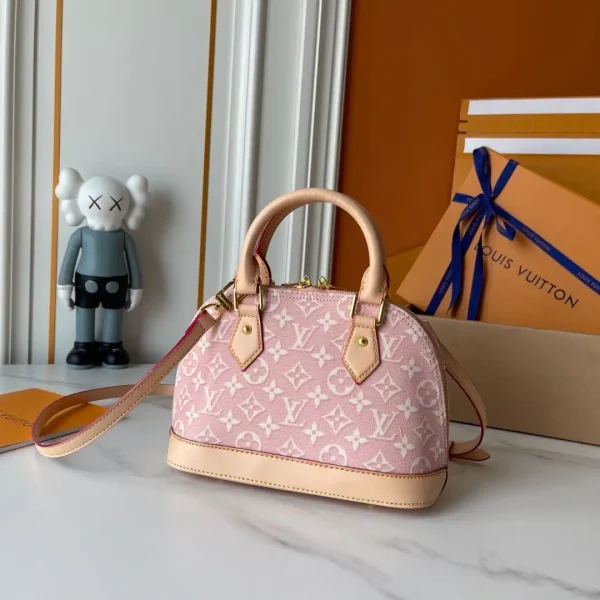 WhatsApp-Image-2026-06-29-at-14.57.52-1-ee0138652dc8.webp Louis Vuitton Alma BB Monogram Emblème Rose Ruban Color 23.5cm M2A378