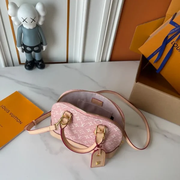 WhatsApp-Image-2026-06-29-at-14.57.54-167741a3f15f.webp Louis Vuitton Alma BB Monogram Emblème Rose Ruban Color 23.5cm M2A378
