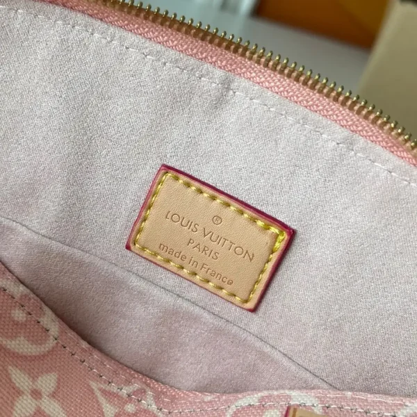 WhatsApp-Image-2026-06-29-at-14.57.55-c3a33f648d87.webp Louis Vuitton Alma BB Monogram Emblème Rose Ruban Color 23.5cm M2A378
