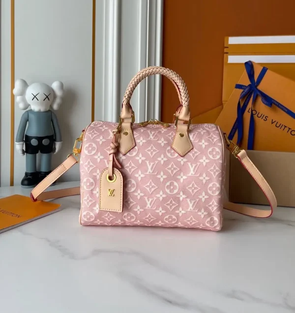 WhatsApp-Image-2026-06-29-at-14.59.02-4f63c8a230a5.webp Louis Vuitton Speedy Bandoulière Monogram Emblème Rose Ruban Color 20.5cm M2A377