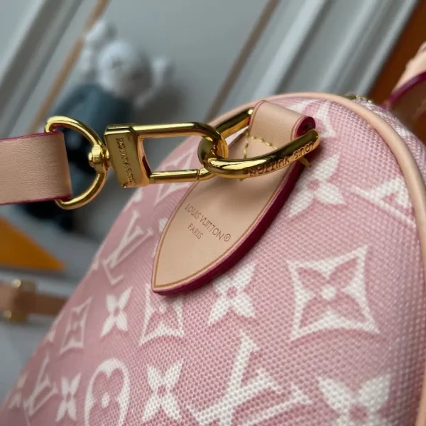 WhatsApp-Image-2026-06-29-at-14.59.12-a933d9fc4957.webp Louis Vuitton Speedy Bandoulière Monogram Emblème Rose Ruban Color 20.5cm M2A377