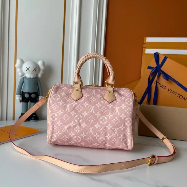 WhatsApp-Image-2026-06-29-at-14.59.15-1d3f5489f64e.webp Louis Vuitton Speedy Bandoulière Monogram Emblème Rose Ruban Color 20.5cm M2A377