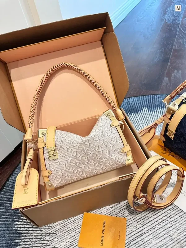 WhatsApp-Image-2026-06-29-at-15.43.55-ff0f87ea91ab.webp Louis Vuitton Side Trunk MM Monogram Emblème Peuplier Motif 23.5cm M2A145