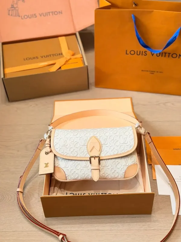 WhatsApp-Image-2026-06-29-at-15.45.31-1-c005ff1a3eaf.webp Louis Vuitton Diane PM Monogram Emblème Peuplier Motif 24cm M29795
