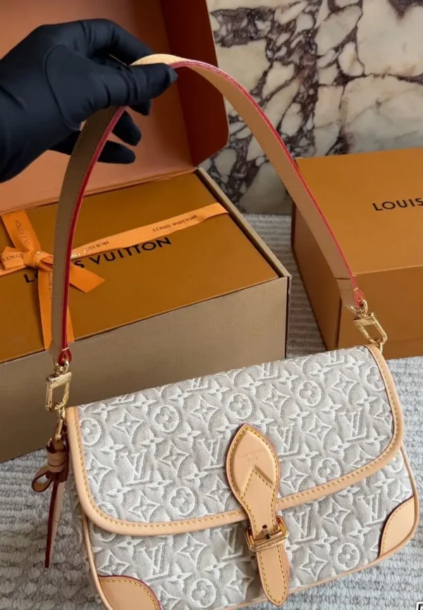 WhatsApp-Image-2026-06-29-at-15.45.31-e26d10e18e8d.webp Louis Vuitton Diane PM Monogram Emblème Peuplier Motif 24cm M29795