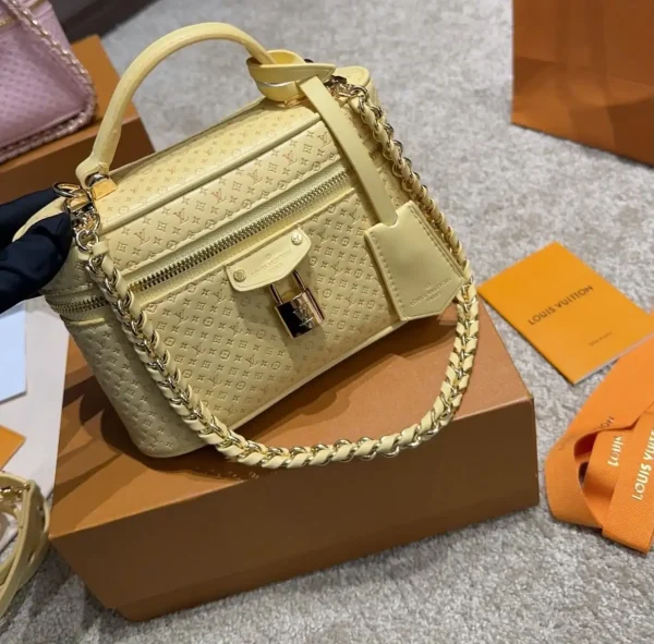 WhatsApp-Image-2026-06-30-at-09.24.03-2360df76286c.webp Louis Vuitton Vanity Chain Pouch 19cm M29051