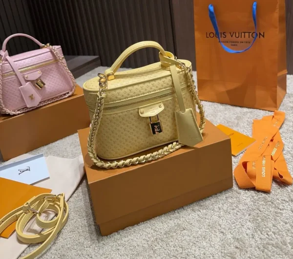 WhatsApp-Image-2026-06-30-at-09.26.48-c31c1a3ca2e5.webp Louis Vuitton Vanity Chain Pouch 19cm M29051