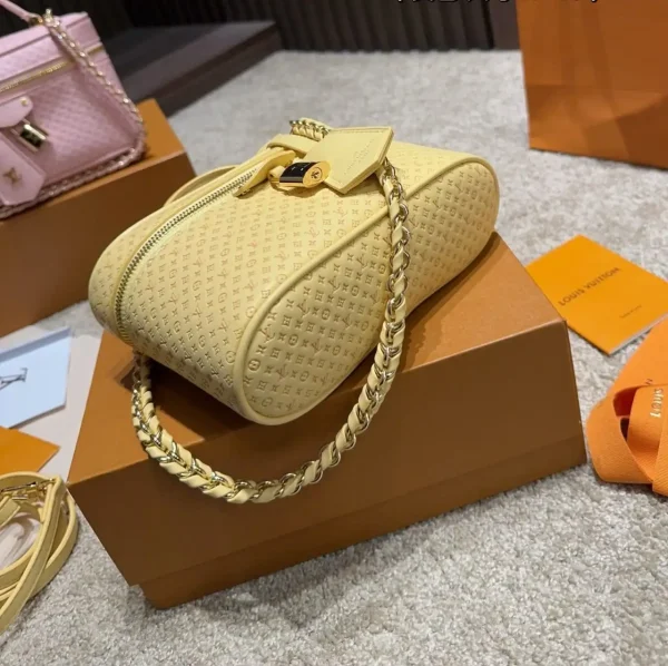 WhatsApp-Image-2026-06-30-at-09.26.51-d5d98b94757e.webp Louis Vuitton Vanity Chain Pouch 19cm M29051