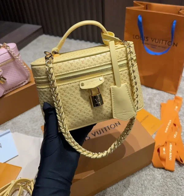 WhatsApp-Image-2026-06-30-at-09.26.53-5a52542f4f85.webp Louis Vuitton Vanity Chain Pouch 19cm M29051