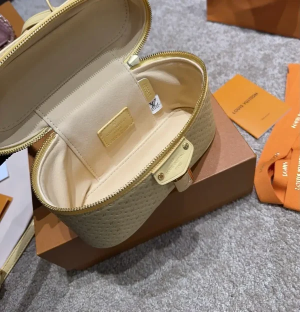 WhatsApp-Image-2026-06-30-at-09.26.54-69f1a417b3ea.webp Louis Vuitton Vanity Chain Pouch 19cm M29051