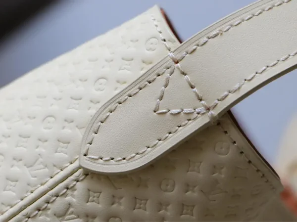 WhatsApp-Image-2026-06-30-at-11.07.36-4-8cf639779250.webp Louis Vuitton All In BB Bag Banane Gold 16cm M29479
