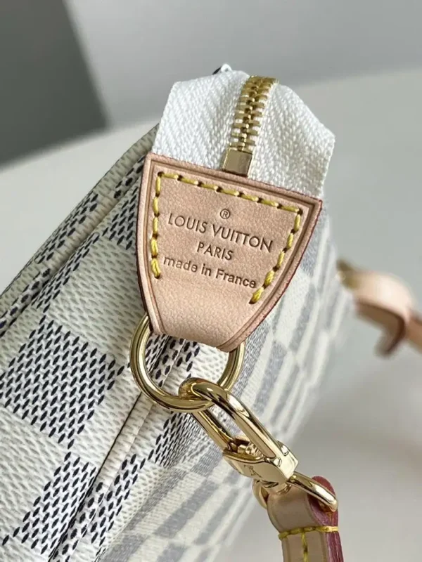 WhatsApp-Image-2026-06-30-at-11.30.14-1-363484e0c17a.webp Louis Vuitton Pochette Accessory Bags 22cm N40915
