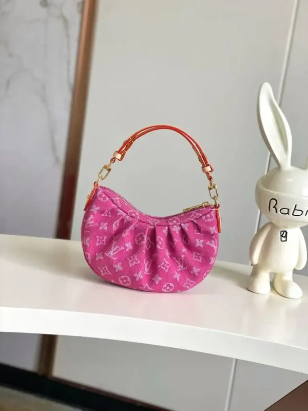 WhatsApp-Image-2026-06-30-at-11.30.46-2-0db34cefe6bc.webp Louis Vuitton Pochette Valley Bag Fuchsia Denim 21cm M28327