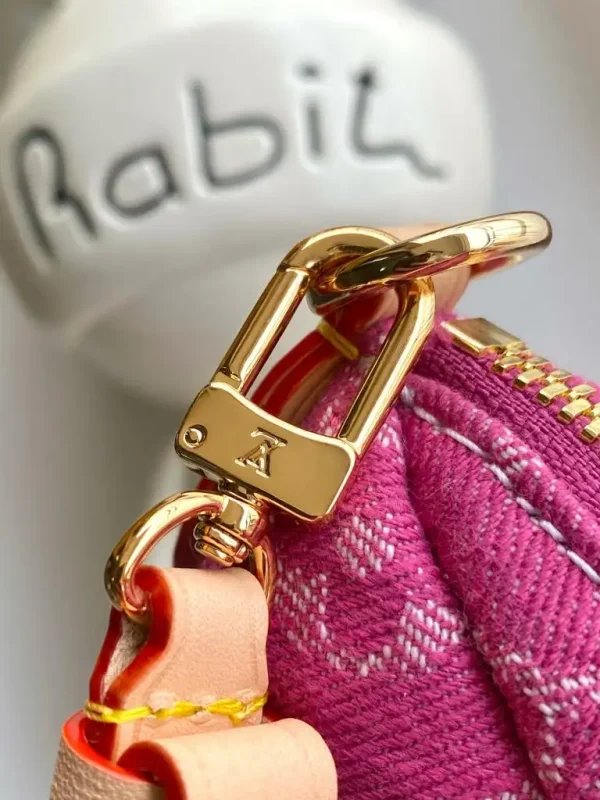 WhatsApp-Image-2026-06-30-at-11.30.47-2-5b8d69b13bf4.webp Louis Vuitton Pochette Valley Bag Fuchsia Denim 21cm M28327