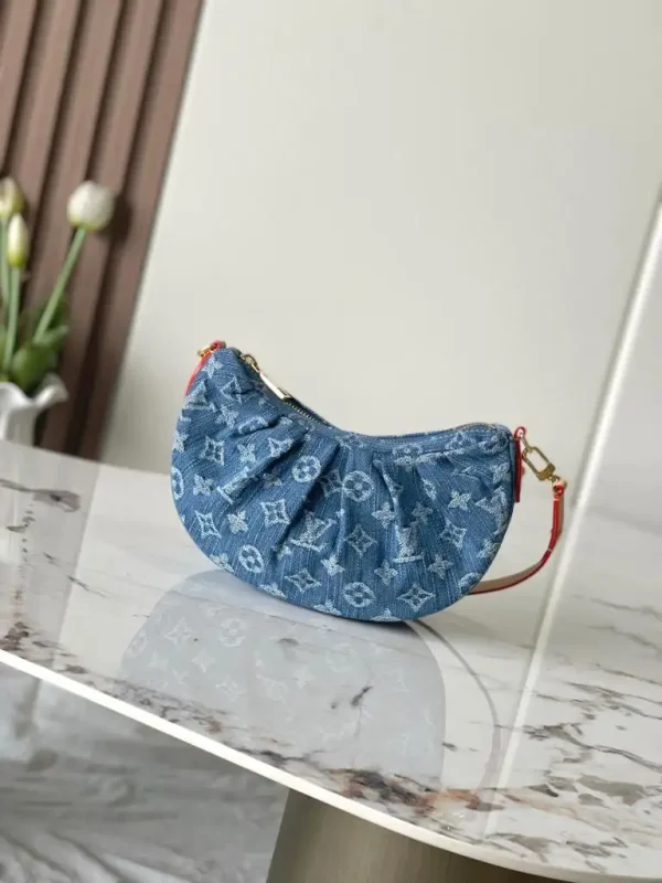 WhatsApp-Image-2026-06-30-at-17.22.07-ab77fcc6e382.webp Louis Vuitton Pochette Valley Bag Denim Blue 21cm M13571