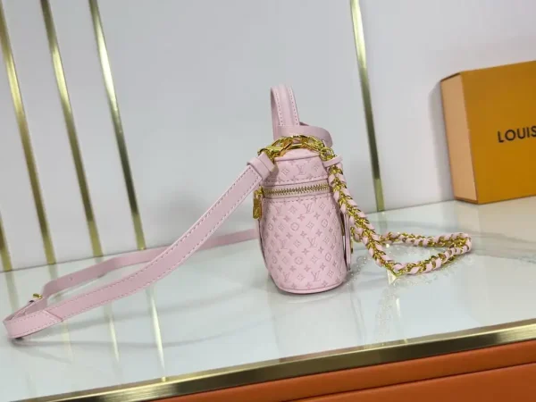 WhatsApp-Image-2026-06-30-at-17.22.31-2-8cca6baec585.webp Louis Vuitton Vanity Chain Pouch Light Bliss Cream 19cm M29344