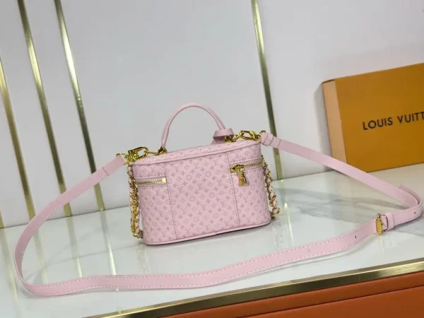 WhatsApp-Image-2026-06-30-at-17.22.31-4-566692f995ea.webp Louis Vuitton Vanity Chain Pouch Light Bliss Cream 19cm M29344