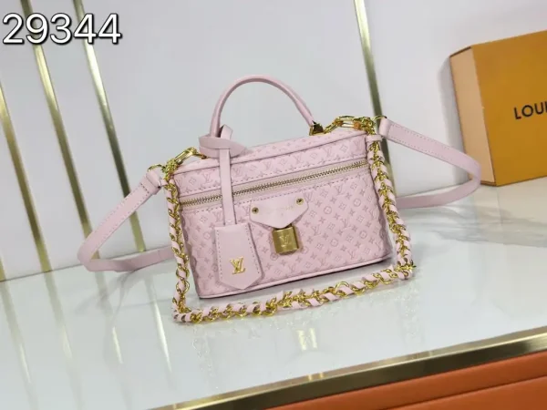 WhatsApp-Image-2026-06-30-at-17.22.31-da879dc9f846.webp Louis Vuitton Vanity Chain Pouch Light Bliss Cream 19cm M29344