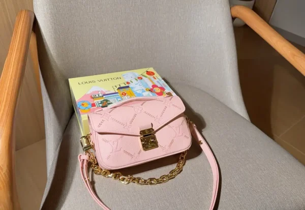 WhatsApp-Image-2026-07-01-at-09.49.14.webp Louis Vuitton Pochette Métis East West 21.5cm M29488