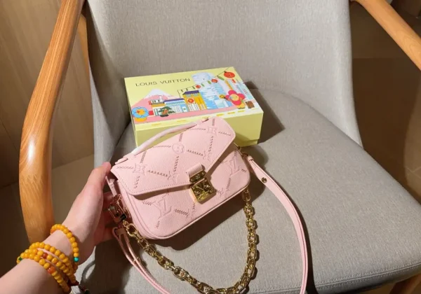 WhatsApp-Image-2026-07-01-at-09.49.15.webp Louis Vuitton Pochette Métis East West 21.5cm M29488