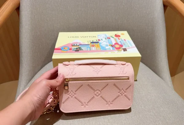 WhatsApp-Image-2026-07-01-at-09.49.17.webp Louis Vuitton Pochette Métis East West 21.5cm M29488