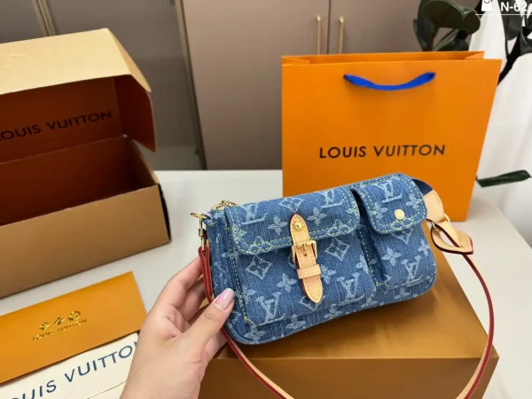 WhatsApp-Image-2026-07-01-at-13.57.00.webp Louis Vuitton Accessoire Cargo Pochette Bag 23.5cm M27602