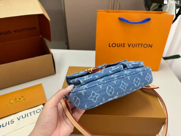 WhatsApp-Image-2026-07-01-at-13.57.01.webp Louis Vuitton Accessoire Cargo Pochette Bag 23.5cm M27602