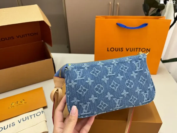 WhatsApp-Image-2026-07-01-at-13.57.02.webp Louis Vuitton Accessoire Cargo Pochette Bag 23.5cm M27602