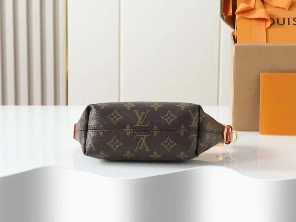 WhatsApp-Image-2026-07-01-at-15.45.49.webp Louis Vuitton Pochette Hills Bag Monogram 18.5cm M27509