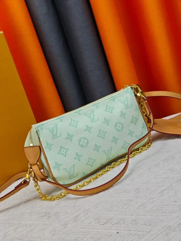 WhatsApp-Image-2026-07-01-at-15.52.30-1.webp Louis Vuitton Pochette Accessory Bags 16 cm M28320