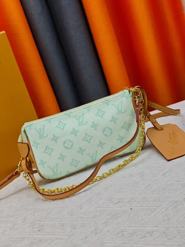 WhatsApp-Image-2026-07-01-at-15.52.30.webp Louis Vuitton Pochette Accessory Bags 16 cm M28320