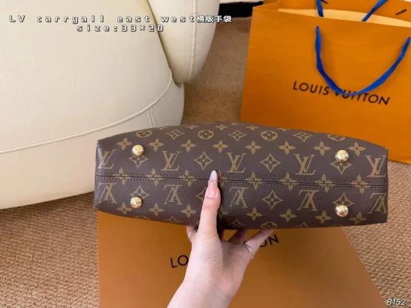 WhatsApp-Image-2026-07-02-at-09.51.41.webp Louis Vuitton CarryAll East West Bag Monogram Canvas 36cm M28101